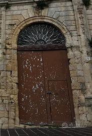 Antico grande portone 