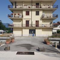 Locale commerciale con piazzale