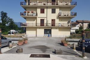 Locale commerciale con piazzale