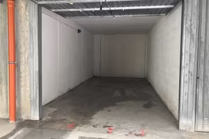 Via E.Ferrari accessi larghi.Adatto carico/scarico