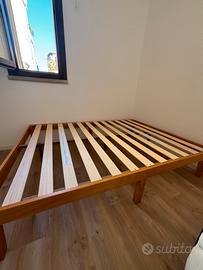 Letto con rete matrimoniale e materasso