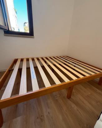 Letto con rete matrimoniale e materasso