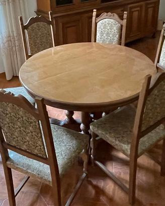 Tavolo da pranzo con sedie