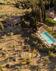 Palazzo / Stabile di 2000 m² con più di 5 locali a
