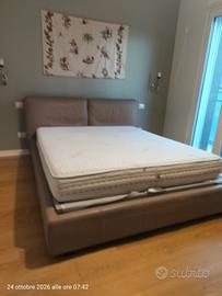 letto in pelle con cassettone
