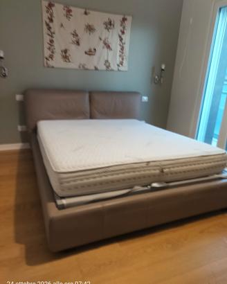 letto in pelle con cassettone