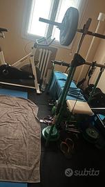 Panca bilanciere pesi gambe cavi manubri