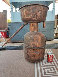 Vecchio sistema di distilleria in rame antico