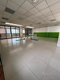 Sala attrezzata di 100mq con Parcheggio Privato