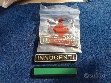 innocenti targhette in plastica varie