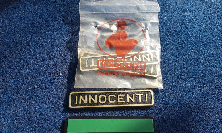 innocenti targhette in plastica varie