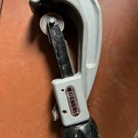 tagliatubi a rotella Geberit