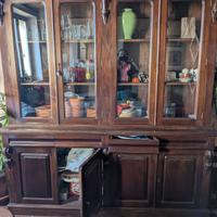 Elegante Credenza Cristalliera in Legno