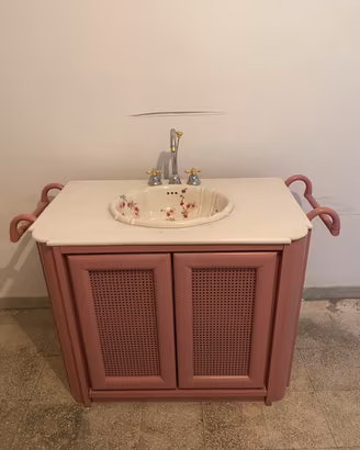 Mobile bagno con lavabo a fiori e rubinetteria
