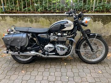 Triumph Bonneville 5. 200 km con giacca e casco