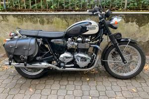 Triumph Bonneville 5. 200 km con giacca e casco