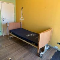 Letto ospedaliero elettrico con materasso Invacare
