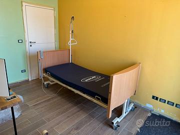 Letto ospedaliero elettrico con materasso Invacare