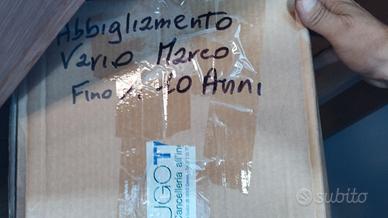 Scatoloni di abbigliamento vario