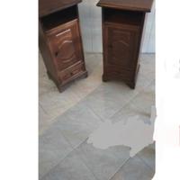 Coppia di comodini in legno