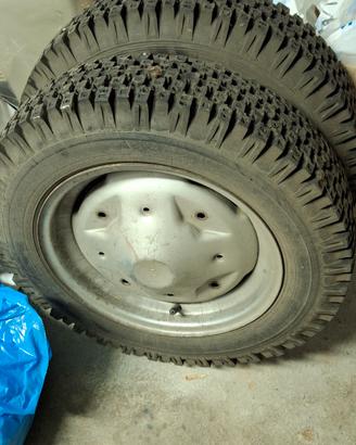 Cerchi con gomme invernali fiat 500 L 1970