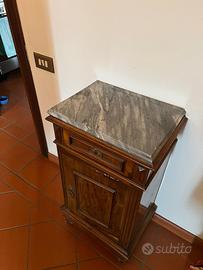 Armadietto con base in marmo