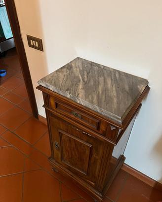 Armadietto con base in marmo