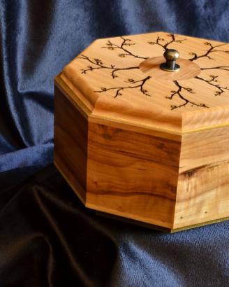 Cofanetto portagioie in legno di faggio e melo