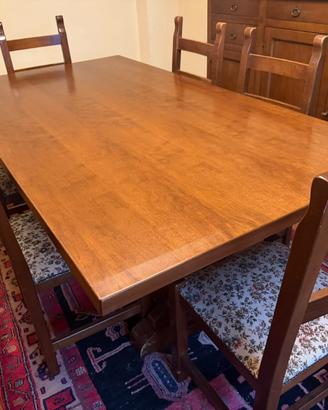 Tavolo e sedie in legno