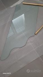 Mensola in vetro sagomata  a pianoforte.