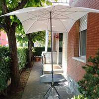 Tavolo da giardino con 4 sedie e ombrellone