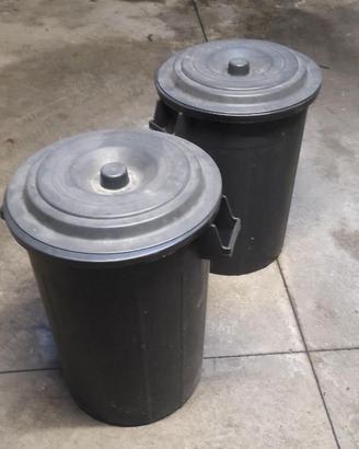 Bidone in plastica nero per rifiuti o giardinaggio