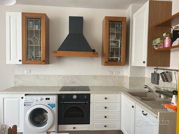 Cucina usata con elettrodomestici