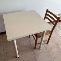 Tavolo e sedia in legno