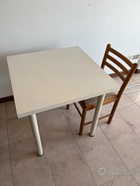 Tavolo e sedia in legno