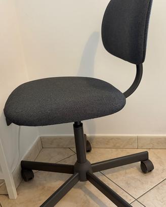 Sedia da scrivania grigia girevole