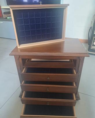 Monetiere in legno con cassetti