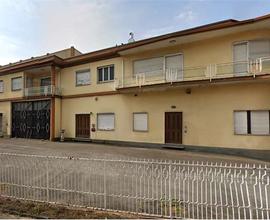 Capannone con ampio piazzale