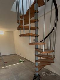 Scala a chiocciola moderna da interno