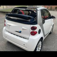 Smart 451 cabrio bianca con capot blu