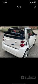 Smart 451 cabrio bianca con capot blu