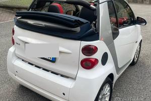 Smart 451 cabrio bianca con capot blu