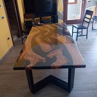 Tavolo in legno d’olivo e resina epossidica grigio