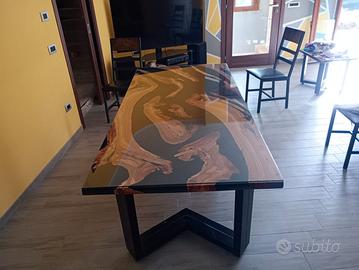 Tavolo in legno d’olivo e resina epossidica grigio