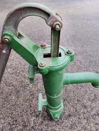 Pompa a mano per acqua Vintage