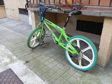 Bicicletta BMX con freni a Disco
