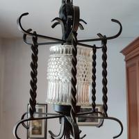 Lampadario in ferro battuto con vetro