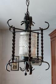 Lampadario in ferro battuto con vetro
