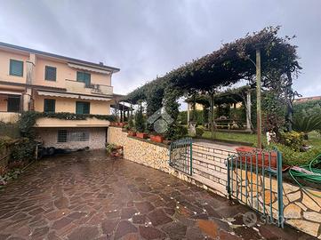 PORZIONE DI BIFAMILIARE A LARIANO