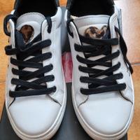 sneaker bianche e nere con dettagli
